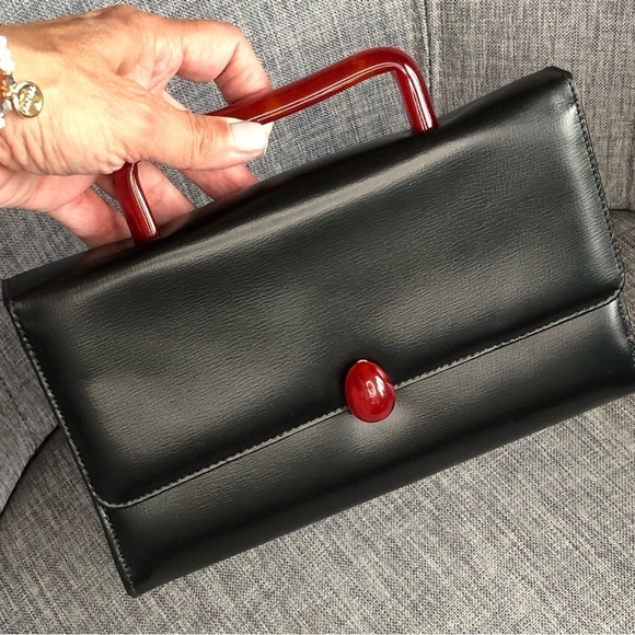 Vintage black faux leather handbag with red Bakelite handle and buckle - Picture 2 of 12